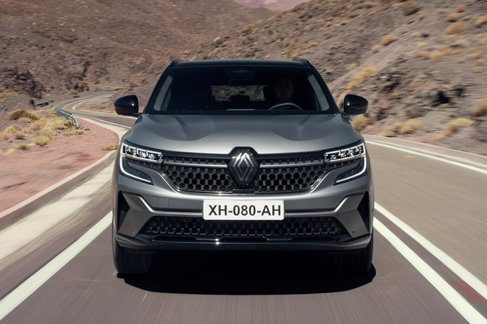 Đồng thời, mẫu xe SUV Renault Austral 2022 sẽ là mẫu xe thay thế đàn anh Kadjar. Theo Renault, Austral mới có chiều dài 4.510 mm, chiều rộng 1.830 mm, chiều cao 1.620 mm và chiều dài cơ sở 2.670 mm. Như vậy, xe có chiều dài cơ sở chỉ nhỉnh hơn Honda CR-V (2.660 mm) nhưng kém Mazda CX-5 (2.700 mm) hoặc Hyundai Tucson (2.755 mm).