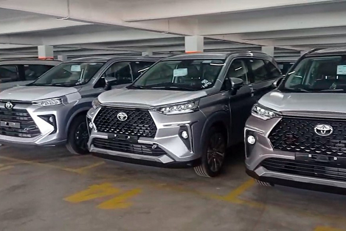 Bên ngoài, Toyota Avanza Premio 2022 có đèn pha và đèn hậu LED cũng như vành hợp kim 16 inch. Bên trong là nội thất 7 chỗ với ghế nỉ, màn hình thông tin giải trí dạng cảm ứng 9 inch đặt nổi, màn hình màu TFT 4,2 inch trong bảng đồng hồ, nút bấm khởi động máy và điều hòa chỉnh cơ.