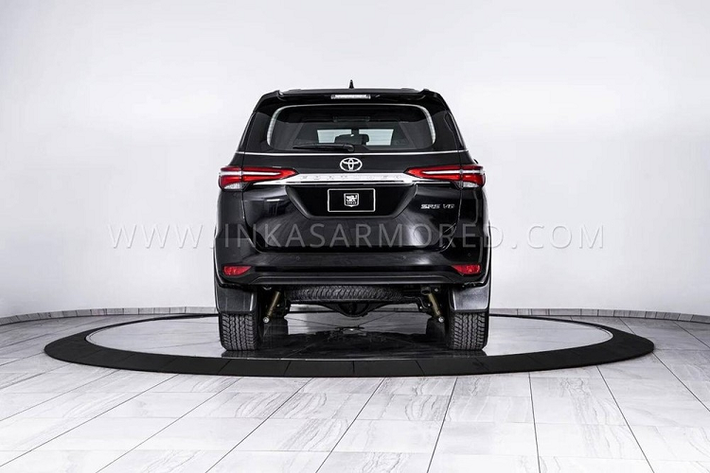 Không chỉ thân xe được bọc thép mà cửa sổ của chiếc Toyota Fortuner cũng đi kèm kính chống đạn chất lượng cao. INKAS khẳng định những khu vực quan trọng trong cấu trúc xe như hệ thống điện, ắc quy, bình xăng, bản lề cửa hay hệ thống treo đều được gia cố để giảm nguy cơ bị hỏng hóc. Đó là chưa kể đến bộ lốp runflat tiêu chuẩn dành cho chiếc Toyota Fortuner bọc thép chống đạn này.
