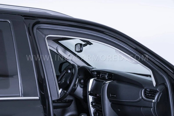 Trong trường hợp khẩn cấp, chiếc SUV hạng trung này có thể chống được những cuộc tấn công bằng súng trường 7,62 mm và lựu đạn cầm tay. Nói cách khác, chiếc Toyota Fortuner bọc thép chống đạn này chẳng khác nào một "lô cốt di động".