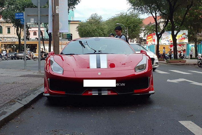 Đầu xe Ferrari 488 Pista có phong cách thiết kế sắc cạnh "S-Duct", trong khi phần thân có những đường vát chéo ấn tượng. Xe được trang bị bộ vành hợp kim nhôm 5 chấu kép được sơn màu bạc, kích thước 20 inch ở cầu trước và 21 inch ở cầu sau.