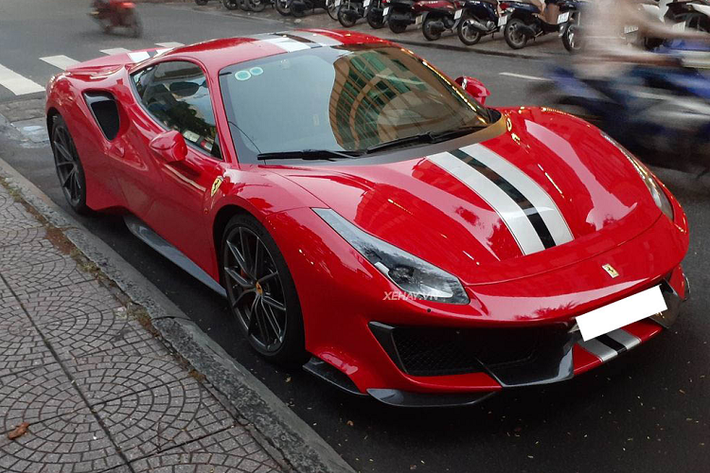 Siêu xe Ferrari 488 Pista chính thức ra mắt tại triển lãm Geneva Motor Show 2018 và nó là chiếc siêu xe thể thao V8 mạnh nhất mà Ferrari từng sản xuất. Nó được định vị cạnh tranh với đối thủ McLaren 720S, Porsche 911 GT2 RS,… .