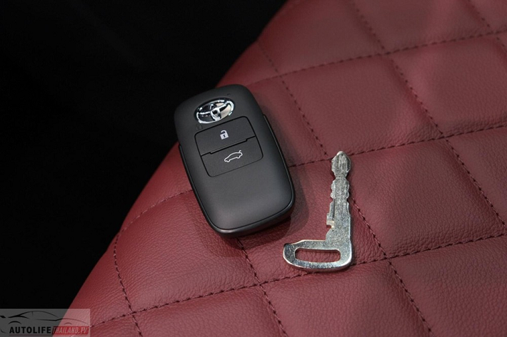 Ngoài 6 túi khí, bản cao cấp còn có gói công nghệ an toàn chủ động Toyota Safety Sense, bao gồm những tính năng như cảnh báo tiền va chạm tích hợp phanh tự động, cảnh báo lệch làn đường, đi kèm tự động đánh lái, cảnh báo khi phương tiện phía trước khởi hành, kiểm soát chân ga và hệ thống kiểm soát hành trình thích ứng ở mọi dải tốc độ.