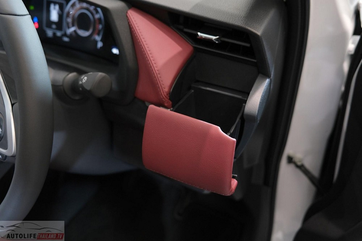 Động cơ kết hợp với hộp số biến thiên vô cấp Super CVT-i sang số tuần tự và hệ dẫn động cầu trước như cũ. Lượng xăng tiêu thụ trung bình của xe là 23,3 km/lít (khoảng 4,29 lít/100 km).