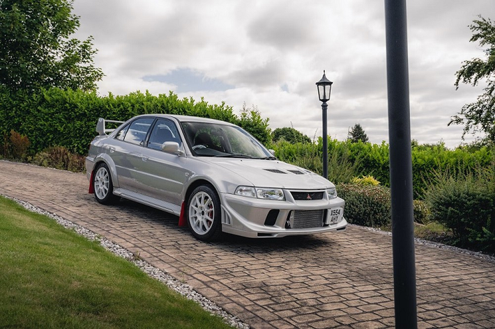 Nói đến những mẫu xe thể thao huyền thoại của Nhật Bản, ngoài Toyota Supra, Honda S2000, Nissan Skyline GT-R và Subaru Impreza, không thể không nhắc tới Mitsubishi Lancer Evolution hàng hiếm. Dù đã bị ngừng bán từ lâu nhưng những chiếc Mitsubishi Lancer Evolution cũ vẫn luôn được giới mộ điệu săn đón. Chiếc Mitsubishi Lancer Evolution siêu hiếm dưới đây là một ví dụ điển hình.