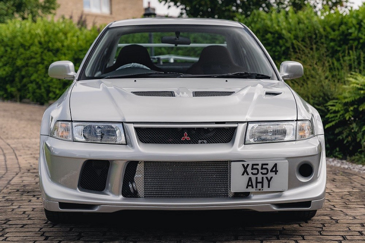 Chiếc Mitsubishi Lancer Evolution này thuộc thế hệ thứ 6 (VI) và không phải là xe bình thường mà là phiên bản Tommy Makinen Edition. Do đó, trong một phiên đấu giá được tổ chức gần đây tại Anh, chiếc Mitsubishi Lancer Evolution VI Tommy Makinen Edition đời 2001 này đã được sang tay với giá cao bất ngờ.