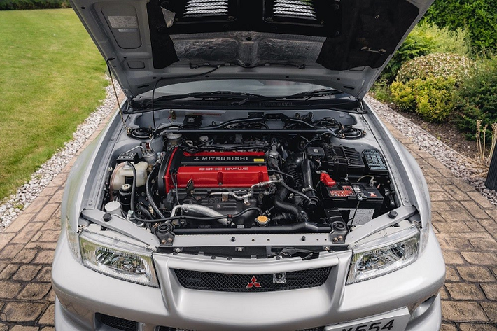 So với bản thường, Mitsubishi Lancer Evolution VI Tommy Makinen Edition sở hữu thân vỏ rộng hơn và thấp hơn nhờ bộ body kit đặc biệt. Ngoài ra, xe còn có hệ thống treo đặc biệt giúp hạ thấp gầm 10 mm. Bên cạnh đó là thanh giằng phía trước, khóa vi sai chống trượt trên cầu trước, bộ tăng áp bằng titan và hệ thống xả nâng cấp.