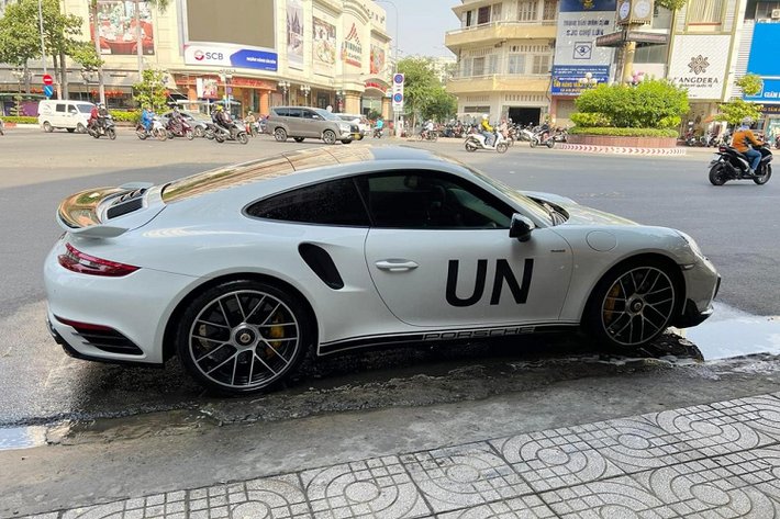 Siêu xe Porsche 911 Turbo S đang có mặt trong garage của Đặng Lê Nguyên đến 3 chiếc bản Coupe và một xe mui trần sử dụng động cơ Boxer 6 xy-lanh, tăng áp kép, dung tích 3,8 lít, sản sinh công suất tối đa 552 mã lực và mô-men xoắn cực đại 710 Nm.