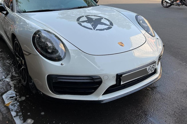 Chưa hết, khi chiếc xe Porsche 911 Turbo S của đại gia Bình Dương được rao bán lại, ông Đặng Lê Nguyên Vũ nhanh chóng rút hầu bao để mang xe về sưu tầm. So với lúc xuất hiện gần đây vào năm ngoái, hình ảnh mới nhất của chiếc xe Porsche 911 Turbo S đầu tiên về nước có sự khác biệt khi được Chủ tịch Trung Nguyên trang trí nhẹ ở ngoại thất.