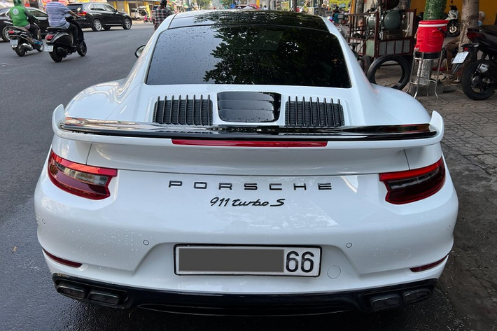Không quá khó để nhiều người biết chủ nhân của chiếc xe Porsche 911 Turbo S này chính là ông Đặng Lê Nguyên Vũ, người có bộ sưu tập xe nhiều nhất Việt Nam.