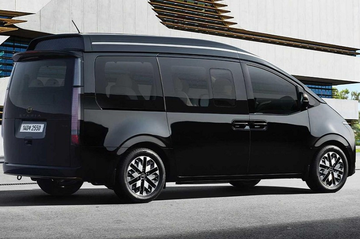 Hyundai Staria Lounge Limousine trên thực tế đã chính thức trình làng trong triển lãm Ô tô Seoul diễn ra vào cuối năm ngoái. Tuy nhiên, mãi đến nay, mẫu xe này mới được bán ra thị trường. Mức giá xe Hyundai Staria Lounge Limousine tại Hàn Quốc từ 57,92 triệu Won (khoảng 1,07 tỷ đồng) cho bản 9 chỗ và 59,63 triệu Won (1,1 tỷ đồng) cho bản 7 chỗ.