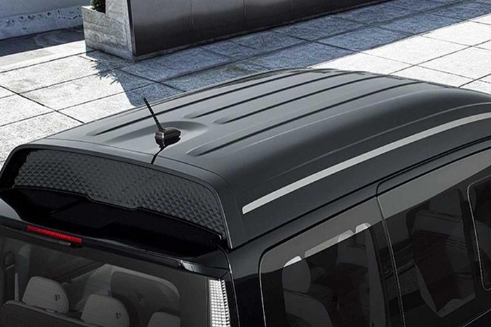 Đúng như tên gọi, mẫu xe này chính là phiên bản sang trọng hơn của mẫu MPV cỡ lớn Hyundai Staria. So với bản thường, Hyundai Staria Lounge Limousine sở hữu thiết kế ngoại thất về cơ bản là giống hệt, trừ phần nóc cao hơn 200 mm, bộ vành hợp kim 18 inch phối 2 màu và bệ bước chân chỉnh điện mới.