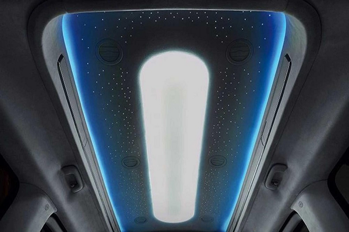 Điểm nhấn tiếp theo của Hyundai Staria Lounge Limousine 2022 nằm ở cụm điều khiển trung tâm mới mang tên Universal Island, tích hợp 2 hộc đựng cốc. Cụm điều khiển trung tâm này đi kèm bàn gấp để hành khách phía sau ăn uống hoặc làm việc. Người dùng có thể tùy ý đẩy cụm điều khiển trung tâm này lên hàng ghế thứ nhất hoặc xuống phía sau. Khi muốn nâng cụm điều khiển trung tâm cao lên, hành khách chỉ cần bấm nút "Push" nằm cạnh hộc đựng cốc.