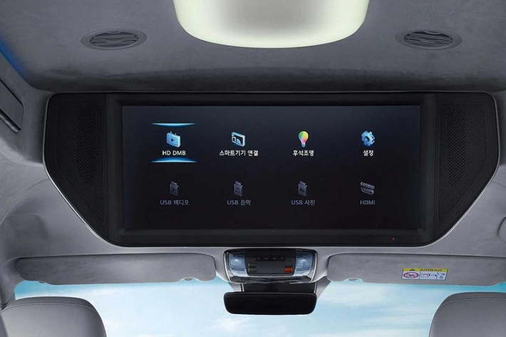Những trang bị còn lại của Hyundai Staria Lounge Limousine 2022 không khác gì bản thường. Xe cũng có bảng đồng hồ kỹ thuật số với màn hình màu LCD, màn hình thông tin giải trí dạng cảm ứng 10,25 inch, tích hợp màn hình chỉnh điều hòa, nút bấm chọn số thay cho cần số truyền thống, hệ thống đèn viền nội thất 64 màu, điều hòa tự động, ghế trước sưởi ấm/làm mát, rèm chỉnh điện và vô lăng rung để cảnh báo.