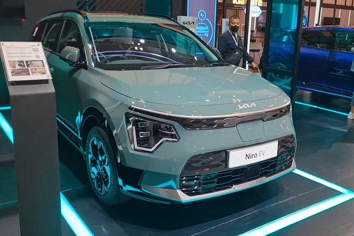 Tham gia triển lãm Ô tô Quốc tế Gaikindo Indonesia (GIIAS) 2022, hãng Kia dường như muốn nhấn mạnh định hướng bán xe thân thiện với môi trường của mình. Đó là lý do vì sao hãng Kia trưng bày 3 xe SUV dùng mô-tơ điện của mình. Một trong số đó có Kia Niro EV 2022 mới. Đây cũng là lần đầu tiên mẫu xe điện này đặt chân đến Đông Nam Á.