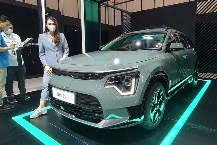 Mô-tơ điện kết hợp với cụm pin 64,8 kWh, cho phép xe chạy được 401 km sau khi sạc đầy pin. Tuy xuất hiện trong triển lãm GIIAS 2022 nhưng Kia Niro EV vẫn chưa chính thức được phân phối tại thị trường Indonesia. Rất có thể mẫu xe này sẽ được bán ở thị trường Indonesia trong thời gian tới. Tại thị trường nội địa Hàn Quốc, giá xe Kia Niro EV 2022 khởi điểm từ 49,42 triệu Won (khoảng 886 triệu đồng).