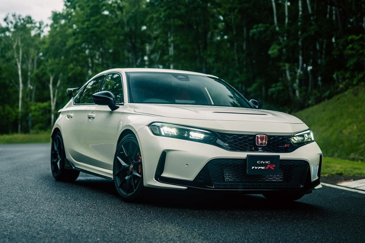 Sau khi bị rò rỉ hình ảnh, Honda Civic Type R thế hệ mới đã chính thức ra mắt vào ngày hôm nay, 21/7/2022, ở thị trường Nhật Bản. 2022 cũng là năm kỷ niệm 50 năm ra đời của dòng xe Honda Civic và 30 năm ra đời của Civic Type R.