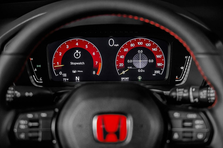 Tương tự những phiên bản còn lại của dòng Civic mới, Honda Civic Type R 2023 cũng có bảng đồng hồ kỹ thuật số 10,2 inch... Trên tấm lưới này còn có biển nhỏ, ghi số thứ tự xuất xưởng của xe.