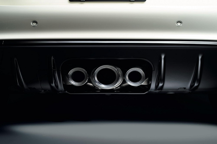 Đằng sau, Honda Civic Type R 2023 cũng được bổ sung cản va mới với khe gió nằm dọc ở hai bên và bộ khuếch tán gió tích hợp 3 ống xả ở giữa.3 chi tiết này giúp tăng cường khả năng làm mát cho động cơ và hệ thống phanh của xe.