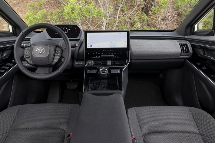 Bên trong Toyota bZ4X XLE 2023 xuất hiện bảng đồng hồ kỹ thuật số với màn hình 7 inch, hệ thống thông tin giải trí Audio Multimedia đi kèm màn hình cảm ứng 12,3 inch, hỗ trợ Android Auto/Apple CarPlay không dây và hệ thống định vị dựa trên đám mây.