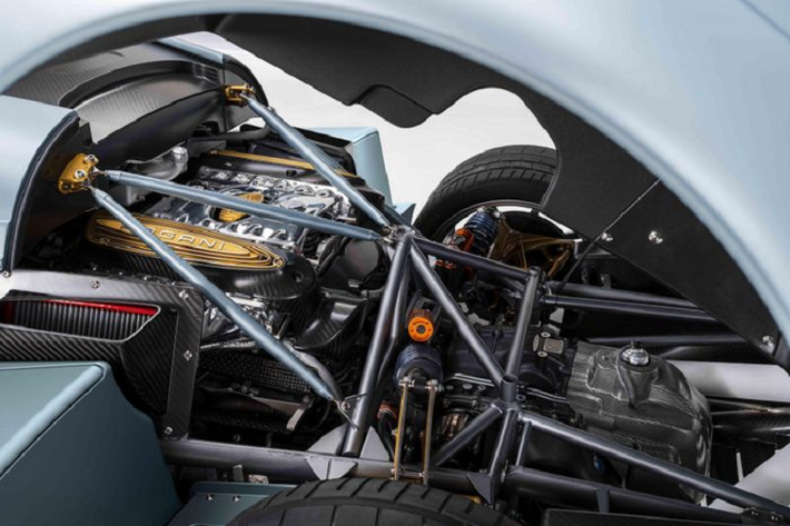 Cung cấp sức mạnh cho Huayra Codalunga vẫn là khối động cơ V12 do AMG lắp ráp thủ công với sức mạnh lên đến 840 mã lực và mô-men xoắn 1.100 Nm.