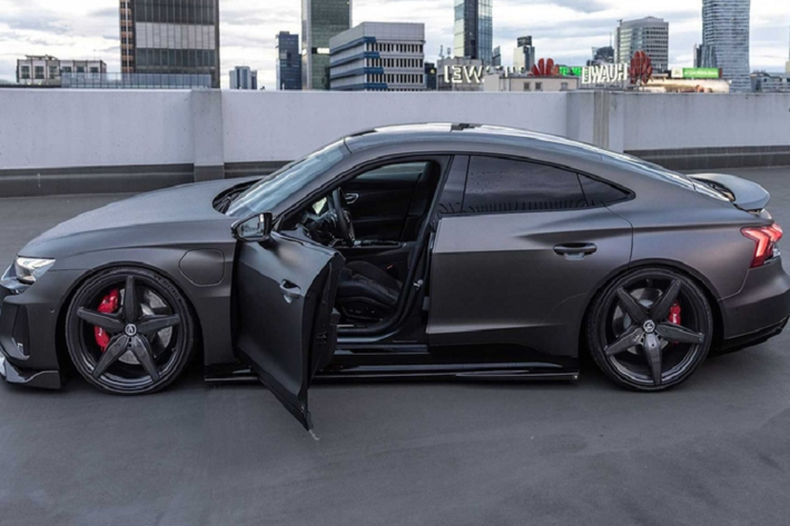 Diện mạo mới cũng rất phù hợp với sức mạnh của Audi RS E-Tron GT. Mẫu xe điện này được trang bị động cơ điện kép cho công suất 590 mã lực và mô-men xoắn cực đại 830 Nm