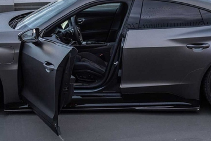 Làm tròn các sửa đổi là "bộ cánh" decal màu đen satin giúp tổng thể của Audi RS E-Tron GT trở nên hung hãn và huyền bí hơn.