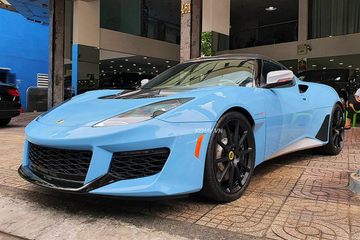 Chiếc Lotus Evora GT tại Việt Nam này được một đại lý chuyên nhập khẩu xe sang, siêu xe tại TP. Hồ Chí Minh đưa về nước vào hồi đầu năm nay. Giá bán chính thức của chiếc xe này vẫn chưa được tiết lộ, nhưng tại thị trường nước ngoài, xe có giá khởi điểm từ 2,2 tỷ đồng, chưa bao gồm các tùy chọn.