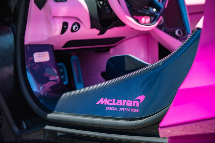 Chiếc siêu xe McLaren 765LT vừa được đại lý McLaren Newport Beach (California) bàn giao cho chủ sở hữu - Jeffree Star, người được trang Wikipedia mô tả là một YouTuber người Mỹ, doanh nhân, ca sĩ/nhạc sĩ và người sáng lập kiêm chủ sở hữu của Jeffree Star Cosmetics.