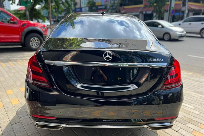 Mẫu xe sang Mercedes-Maybach S450 Pullman là "đàn em" của Mercedes-Maybach S650 Pullman và đang được chào hàng đại gia Việt với giá từ 7,2 tỷ đồng, mức giá này dành cho xe ra biển Campuchia.