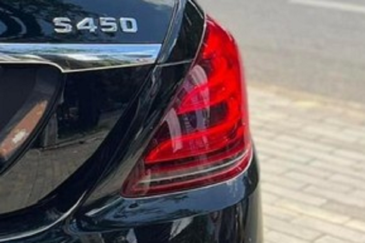 Nhìn bên ngoài xe Mercedes-Maybach S450 Pullman sẽ thấy ngay sự khác biệt so với bản tiêu chuẩn khi xe có thiết kế 3 khoang, rất đẳng cấp và nổi bật. Nhiều người cũng có thể xem Mercedes-Maybach S450 Pullman chính là hiện thân của Maybach 62S đình đám một thời.