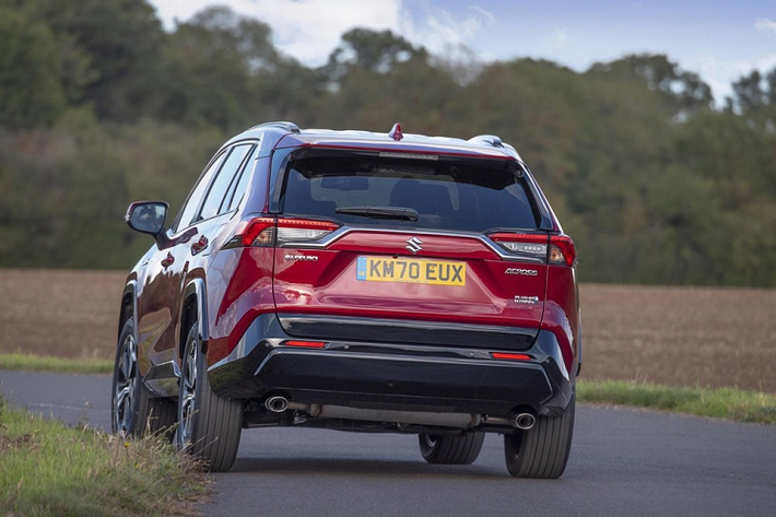 Bên trong mẫu SUV cỡ C này là không gian nội thất được sao chép từ Toyota RAV4, trừ thiết kế vô lăng, bảng đồng hồ và logo nhà sản xuất. Hệ thống thông tin giải trí của mẫu Suzuki Across 2022 dùng màn hình cảm ứng 9 inch, hỗ trợ kết nối không dây với Apple CarPlay, Android Auto và MirrorLink.