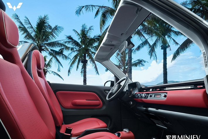 Hiện giá xe Wuling Hongguang Mini EV Cabrio 2023 vẫn chưa được công bố. Tuy nhiên, mẫu xe mui trần này dự kiến sẽ đắt hơn so với phiên bản 4 chỗ. Đặc biệt, khách hàng Trung Quốc muốn mua xe sẽ phải tham gia một chương trình xổ số. Ai thắng xổ số thì mới có thể mua được mẫu xe mui trần này. Dự kiến, Wuling Hongguang Mini EV Cabrio 2023 sẽ chính thức được bán ra thị trường Trung Quốc trong tháng này.