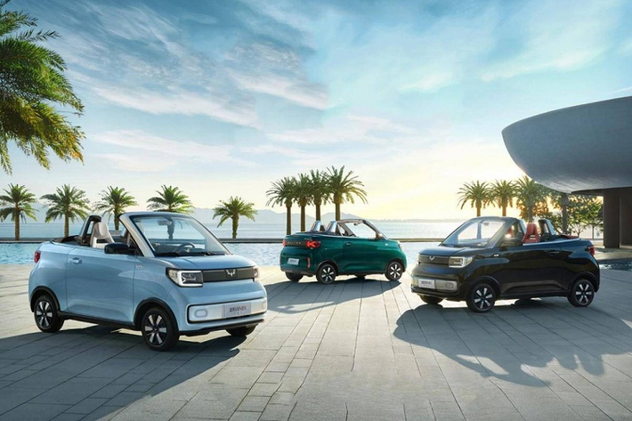 Tại triển lãm Ô tô Thượng Hải 2021 diễn ra vào tháng 4 năm ngoái, thương hiệu Wuling thuộc liên doanh SAIC-GM-Wuling đã bất ngờ mang phiên bản mui trần của mẫu xe điện giá rẻ Wuling Hongguang Mini EV Cabrio 2023 mới đến trưng bày. Sau hơn 1 năm, mẫu xe này mới được đưa lên dây chuyền sản xuất thương mại.