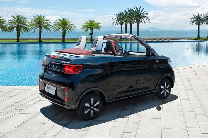 Trừ những thay đổi trên, thiết kế nội thất của Wuling Hongguang Mini EV Cabrio 2023 nhìn chung không có gì khác so với phiên bản 4 chỗ. Nội thất của mẫu xe này chỉ có 2 tùy chọn màu sắc là trắng và đỏ.