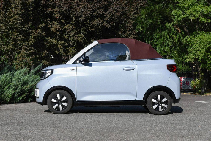 Ngay cả cản trước của mẫu xe mui trần này cũng khác biệt so với Wuling Hongguang Mini EV thông thường. Bên sườn, Wuling Hongguang Mini EV Cabrio 2023 được trang bị bộ vành với thiết kế riêng. Vành la-zăng của xe có thiết kế 6 chấu và được sơn 2 màu. Cột A của mẫu xe mui trần này sẽ được sơn màu xám nhám trong khi mui nỉ có 2 tùy chọn màu là đen tiêu chuẩn và đỏ rượu tùy chọn.