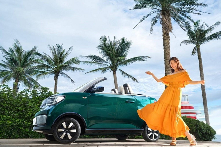 Có mặt trên thị trường trong thời gian trên 2 năm, Wuling Hongguang Mini EV hiện có doanh số cộng dồn hơn 800.000 xe. Doanh số trung bình tháng của mẫu xe này ở thị trường Trung Quốc là 32.500 chiếc. Có tháng, Wuling Hongguang Mini EV đạt doanh số lên đến 50.000 xe. Sự xuất hiện của phiên bản mui trần có thể sẽ giúp mẫu xe điện giá rẻ này thêm đắt khách.