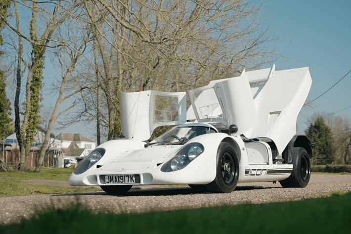 Hơn 50 năm trước, Porsche đã làm choáng váng thế giới đua xe với chiếc xe đua 917 của mình. Được trang bị động cơ 12 xi-lanh phẳng “gào thét”, cỗ máy đẹp mắt này đã giành chiến thắng giải đua sức bền 24 Giờ Le Mans trong 2 năm liên tiếp. Hãng chỉ sản xuất 25 chiếc Porsche 917 hàng hiếm và mỗi chiếc đều có giá trị đáng kinh ngạc ở ngày nay.