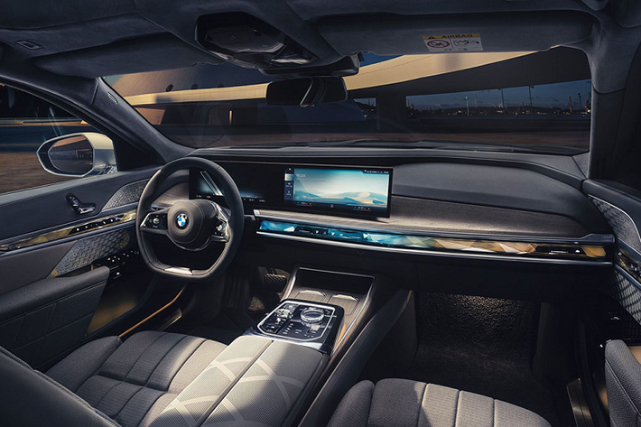 Cùng với đó, các trang bị giải trí cao cấp đi kèm theo mỗi chiếc BMW 7-Series First Edition mới sẽ bao gồm: camera trong xe, hệ thống âm thanh vòm 40 loa đến từ thương hiệu Bower & Wilkins - thương hiệu âm thanh chuẩn mực đến từ Anh Quốc, thường có mặt trên những chiếc Volvo cao cấp.