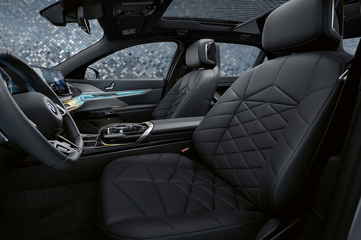 Mỗi chiếc BMW 740i Excellence hay i7 xDrive60 Excellence phiên bản First Edition tại Nhật Bản sẽ sở hữu dàn chân "cực sexy" với bộ vành 20 inch. Trong khi đó phiên bản 740i M Sport thì được trang bị bộ mâm lên tới 21 inch "bá cháy", với các họa tiết đen mờ và đánh bóng 3D.