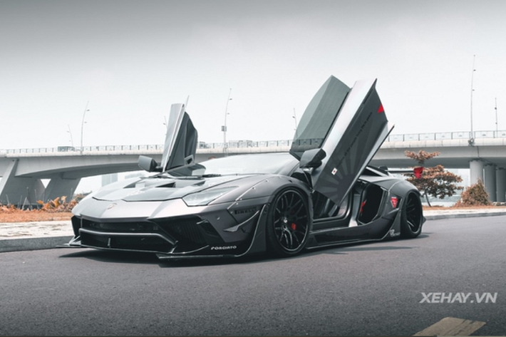Trong số hàng chục siêu xe Lamborghini Aventador đang "định cư" tại Việt Nam, chỉ có duy nhất một chiếc Lamborghini Aventador Limited Edition 50 - bản "độ khủng" đến từ hãng độ Nhật Bản Liberty Walk.