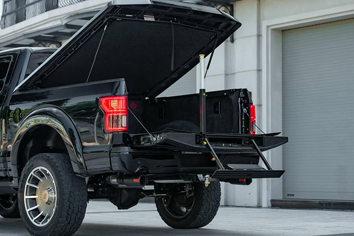Mức giá xe Ford F-150 Harley-Davidson đời 2019 đã qua sử dụng này được tiết lộ gần 7 tỷ đồng khiến không ít người ngạc nhiên. Như vậy, có thể thấy là chiếc xe Ford F-150 Harley-Davidson giữ giá khá tốt.