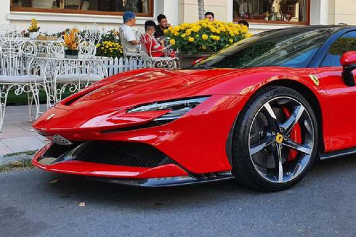 Về phía Ferrari, hãng siêu xe cho biết sẽ giới thiệu mẫu xe thuần điện đầu tiên vào năm 2025, Lamborghini cũng hứa hẹn sẽ bán ra mẫu xe EV đầu tiên trong nửa sau của thập kỷ này