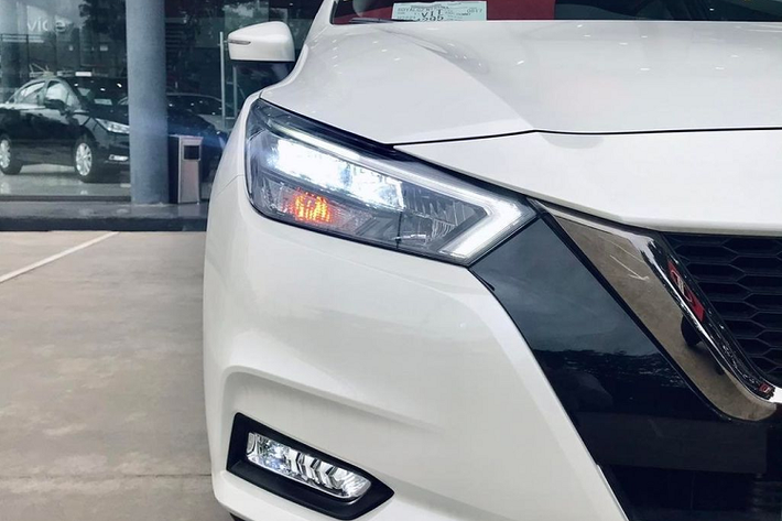 Cụ thể, Nissan Almera 2022 được bổ sung ghế ngồi bọc da, điều hòa có thêm dàn nóng, màn hình giải trí có thêm kết nối Android Auto, tính năng khóa kính tự động và gập gương tự động (khi bật/tắt máy).