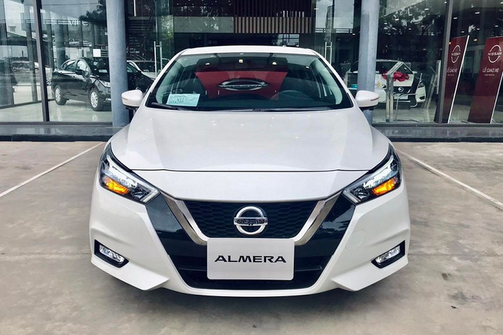 Theo một số nguồn tin cho biết, Nissan Almera 2022 mới hiện đang được các đại lý mở cọc với 2 phiên bản: CVT Trung cấp và CVT Cao cấp với mức giá dự kiến lần lượt 529 và 579 triệu đồng. Theo kế hoạch, Almera 2022 sẽ được bàn giao tới tay khách hàng ngay trong tháng 6 này.