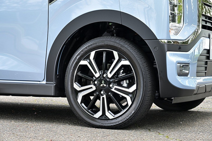 Tương tự Nissan Sakura, Mitsubishi eK Cross EV cũng có kích thước khá nhỏ, bao gồm chiều dài 3.400 mm, chiều rộng 1.480 mm, chiều cao 1.660 mm và chiều dài cơ sở 2.500 mm, theo quy định dành cho xe kei car tại Nhật Bản. Theo quy định này, xe kei car chỉ được sở hữu chiều dài không quá 3.400 mm, chiều rộng dưới 1.480 mm và chiều cao tối đa 2.000 mm.