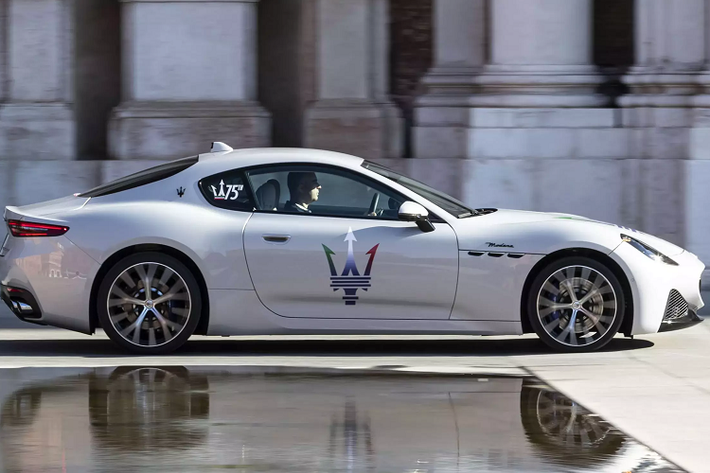 Theo dự kiến, phiên bản GranTurismo chạy điện hoàn toàn với hiệu suất vượt trội cũng sẽ được công bố, trang bị 3 mô-tơ điện sản sinh công suất khoảng 1.200 mã lực, giúp xe tăng tốc từ 0-100 km/h trong 2,6 giây và đạt tốc độ tối đa 320 km/h.