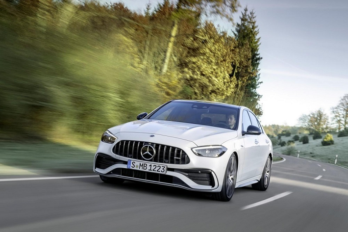 Vào tháng 4 đầu năm nay, hãng Mercedes-Benz đã bổ sung phiên bản hiệu suất cao mới mang tên C43 4Matic vào đội hình xe Mercedes-AMG của mình. Đến nay, đại diện Mercedes-Benz Việt Nam đã chia sẻ việc sẽ bán dòng xe Mercedes-AMG C43 4Matic 2023 mới vào năm sau.
