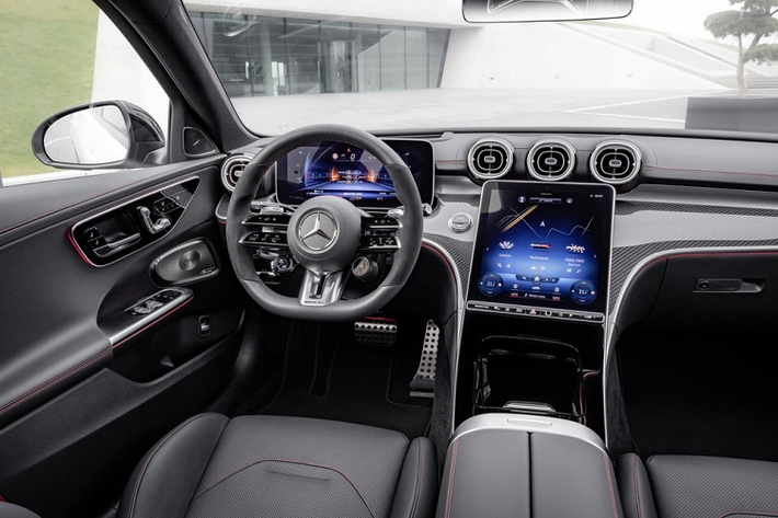 So với C300 AMG chỉ có một chút trang trí kiểu AMG, chiếc xe Mercedes-AMG C43 4Matic 2023 lại thể hiện chất của phiên bản hiệu suất cao nhà Mercedes-AMG không chỉ ở ngoại thất, trang bị đi kèm ở nội thất mà còn có động cơ mạnh mẽ. Mở nắp ca-pô của mẫu xe hiệu suất cao này bạn sẽ tìm thấy khối động cơ xăng 4 xi-lanh, tăng áp, dung tích 2.0 lít, thay thế cho máy xăng V6, tăng áp kép, dung tích 3.0 lít cũ.