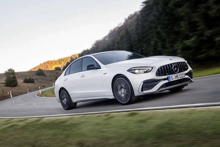 Có thể thấy, dù dùng động cơ nhỏ hơn nhưng so với máy xăng V6 cũ, động cơ của Mercedes-AMG C43 4Matic 2023 lại mạnh hơn 40 mã lực nên nhiều người còn đùa rằng, Mercedes-AMG C43 4Matic 2023 tuy nhỏ nhưng nội công thâm hậu.Thậm chí so với Mercedes-AMG SL 43 sử dụng chung động cơ, chiếc xe Mercedes-AMG C43 4Matic 2023 lại mạnh hơn 27 mã lực.